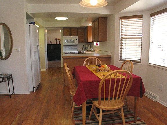 eat-in area flows nicely