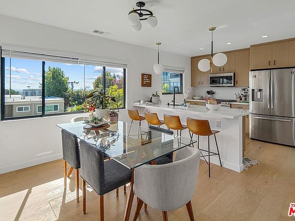 3rd image of 1210 Larrabee St #Penthouse