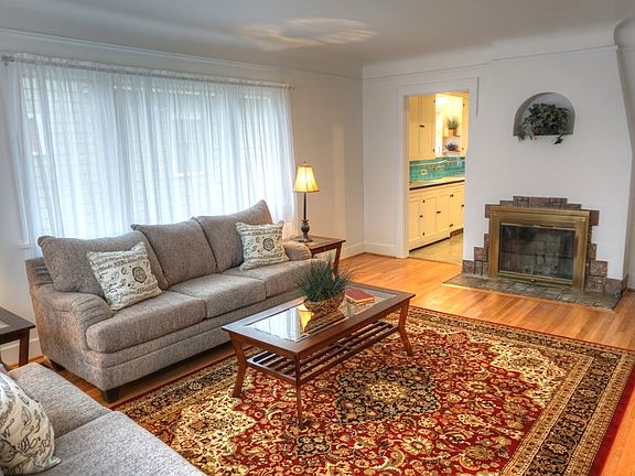 www.LamoureuxRealEstate.com