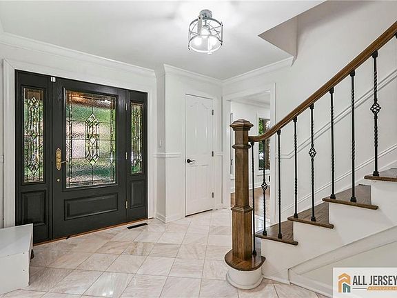 4th image of 16 Phyllis Pl