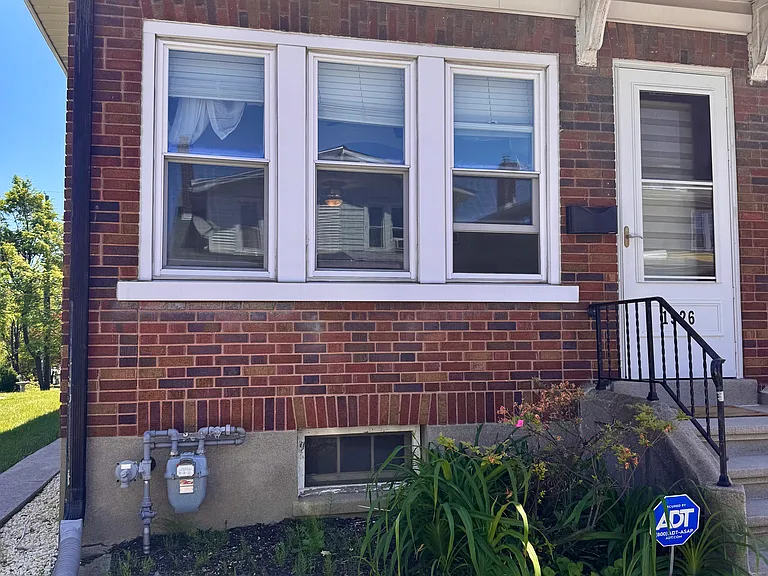 1926 W Green St — Photo 1
