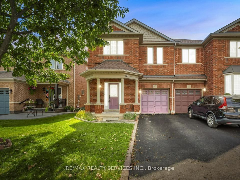 1st image of 4 Farthingale Cres