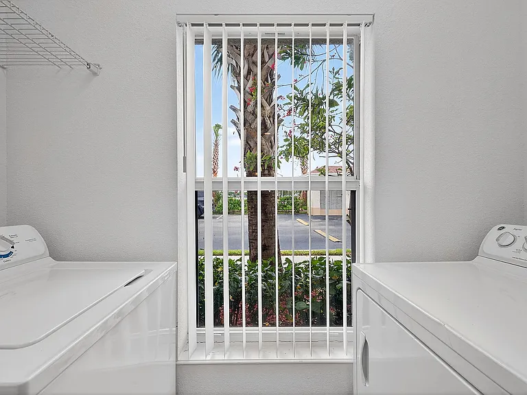 Mirage Bay Apartments — Photo 15