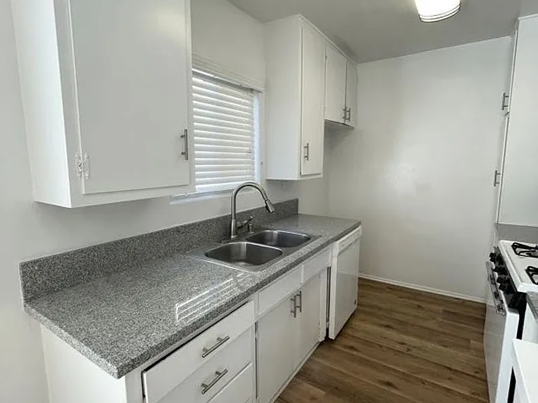 6632 Darby Ave — Photo 6