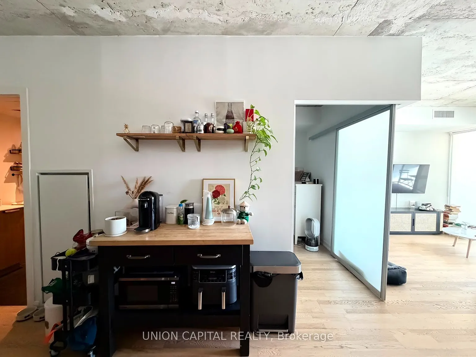 Six50 King — Photo 1