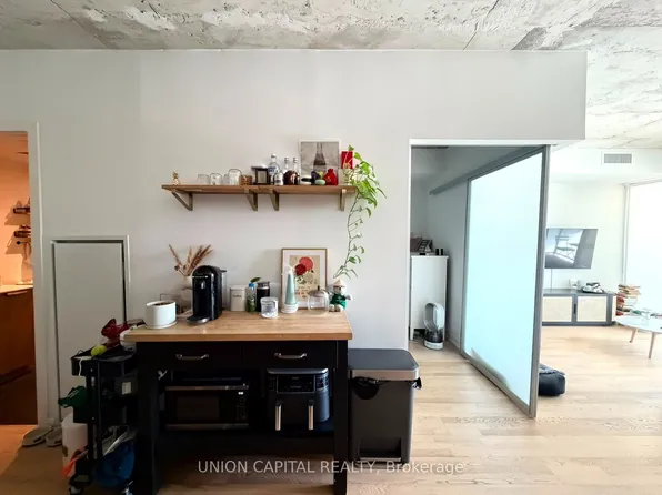 95 Bathurst St #818, Toronto, ON M5V 0H7