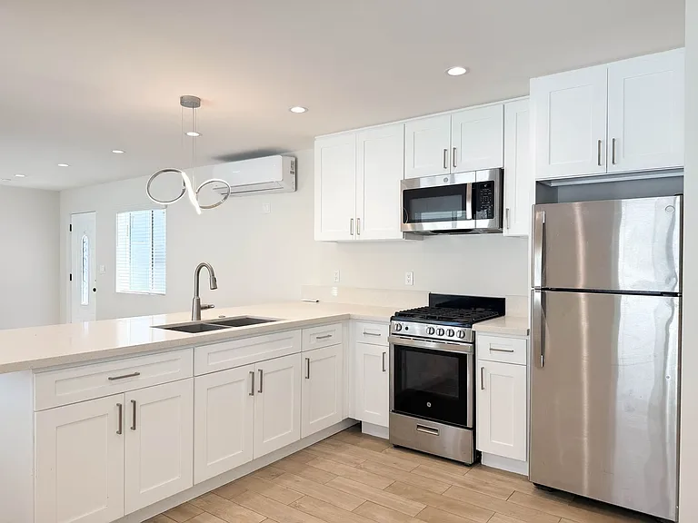 9027 Lindley Ave — Photo 8
