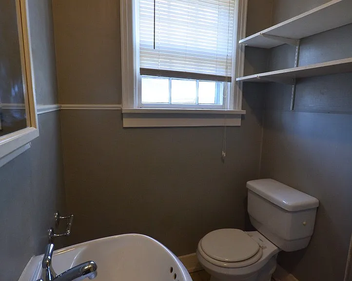 1529 N Weller Ave — Photo 4