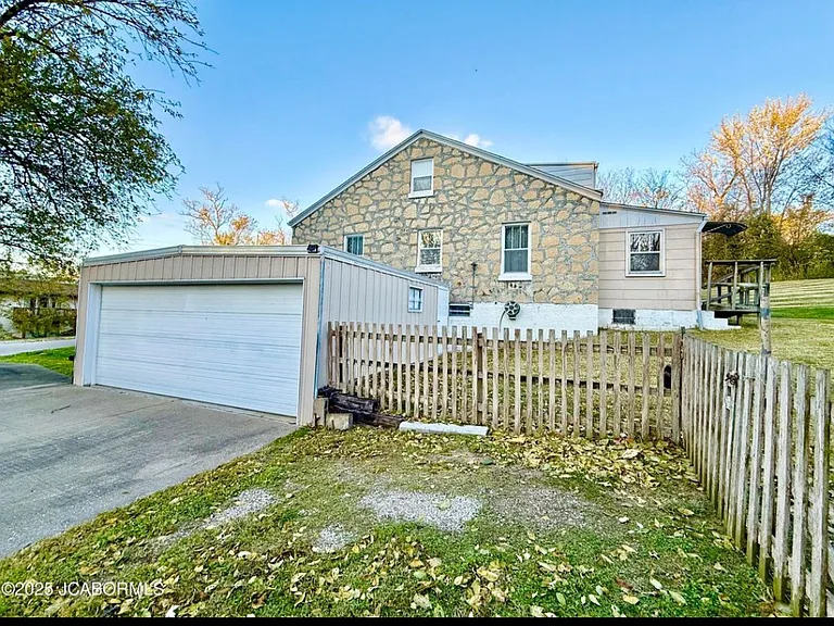 815 Adams St — Photo 4