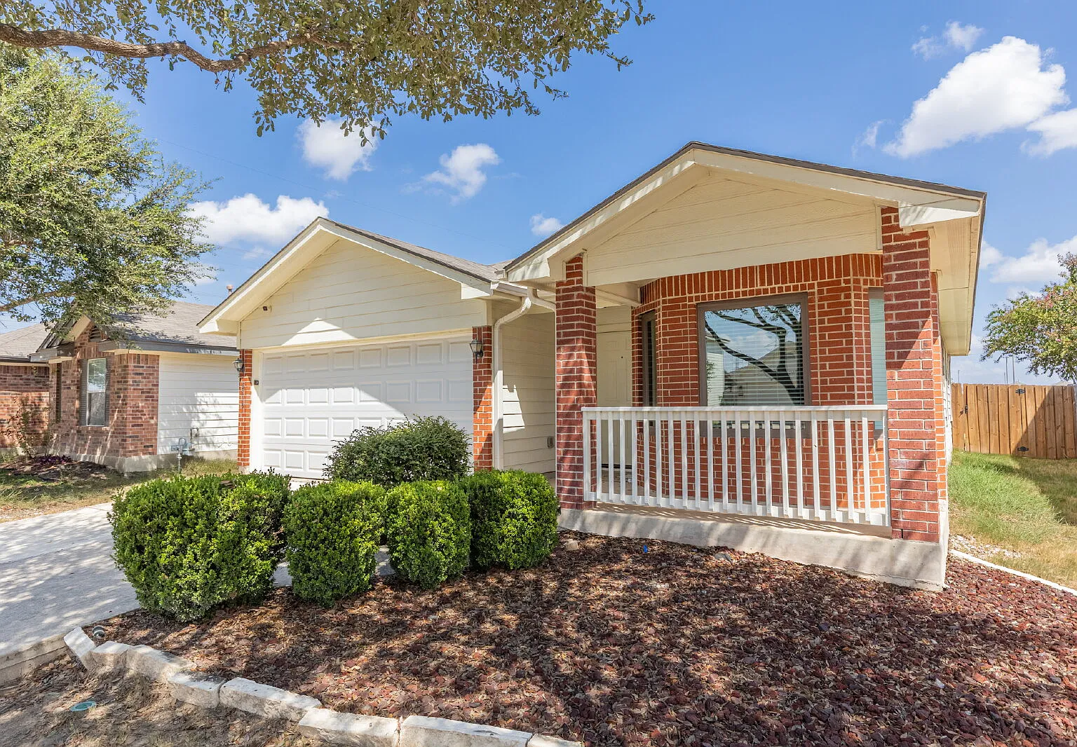 3 bed, 2.0 bath, 1353 sqft, $1,600 — Photo 2