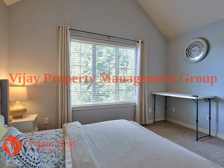 825 NE Wheelock Pl — Photo 29