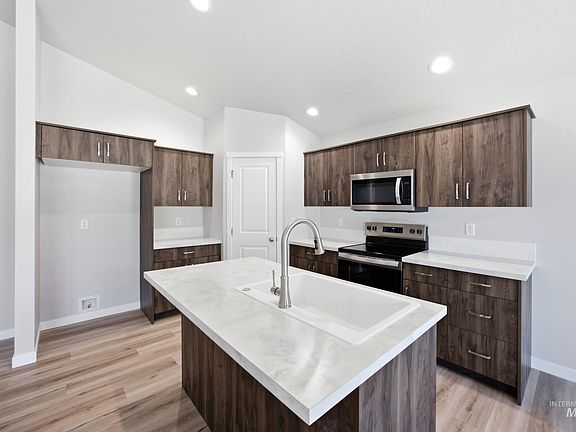 3rd image of 1328 Sunday River St