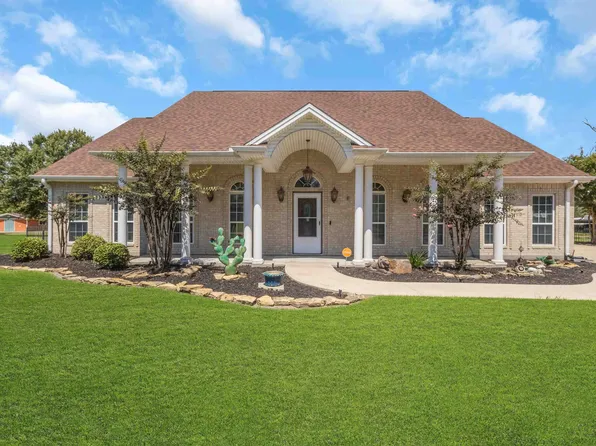 985 Sharp St, Bridge City, TX 77611