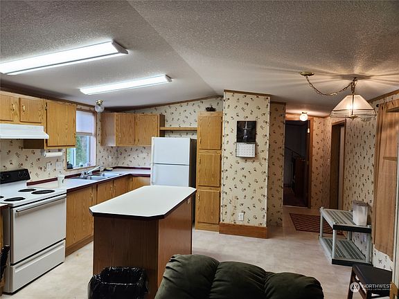 2nd image of 1289 SE Carl Pickel Drive