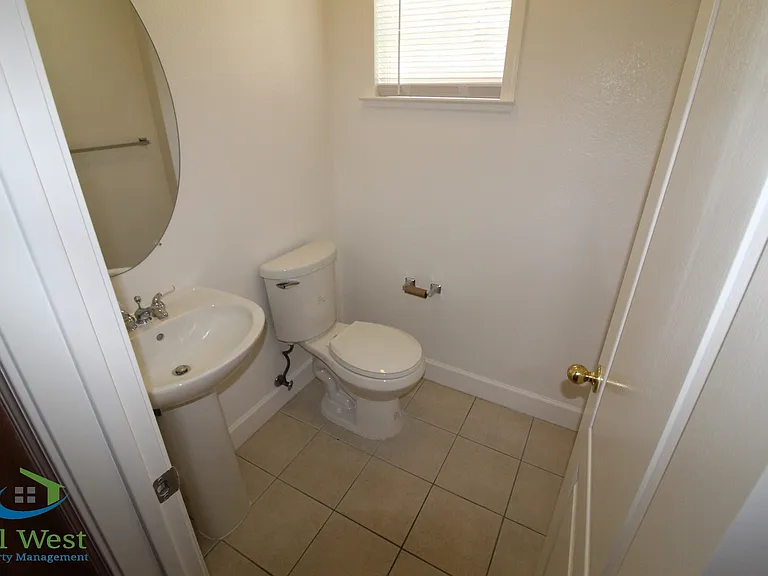 390 Oleander Dr — Photo 6