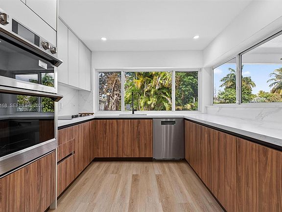 3rd image of 6621 Ficus Dr