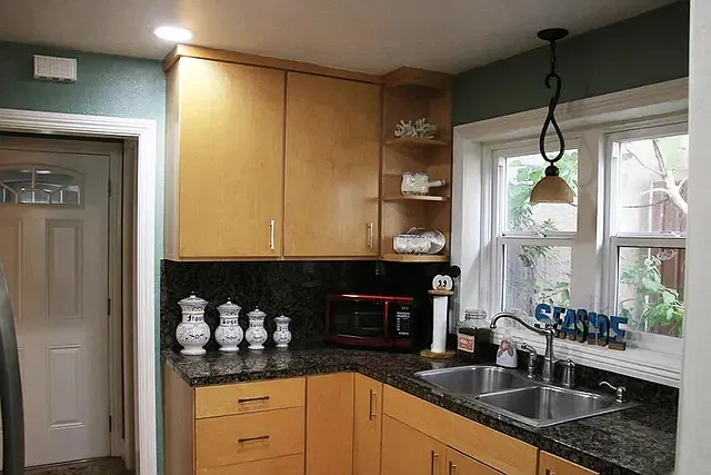 28 S 63rd Pl — Photo 2