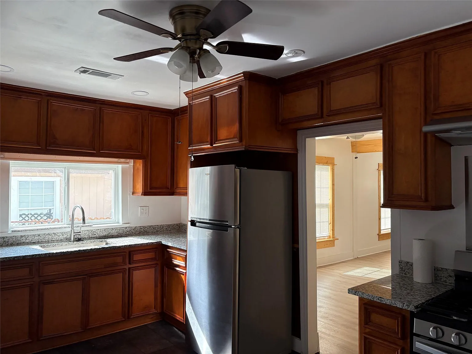 3 bed, 2.0 bath, 1421 sqft, $1,750 — Photo 4