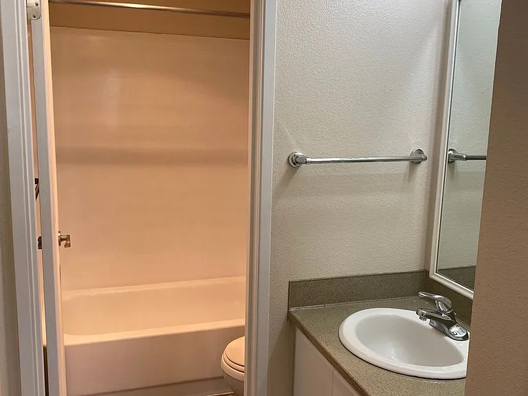 Hill House Apartments — Photo 12