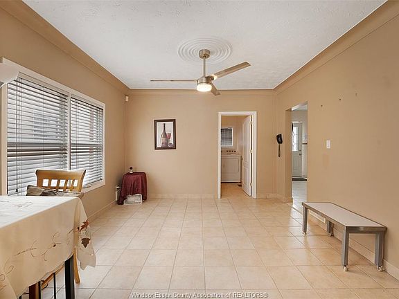 5th image of 907 Gladstone Ave