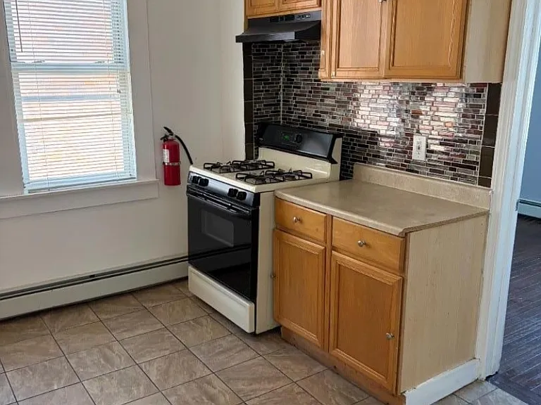 3 Mass Ct #2R — Photo 6