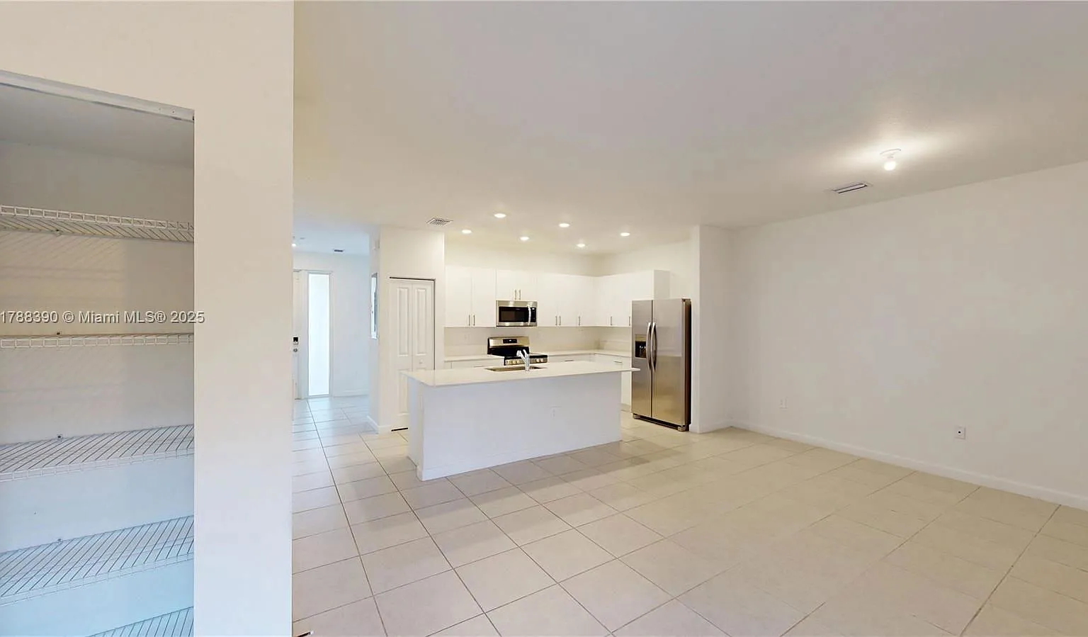 3 bed, 2.5 bath, 1548 sqft, $2,700 — Photo 2