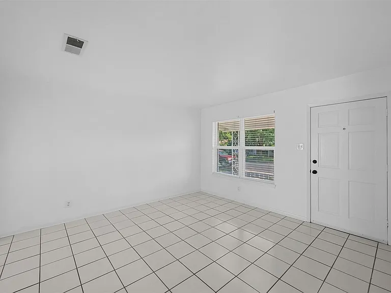 2409 Devonshire Dr — Photo 14