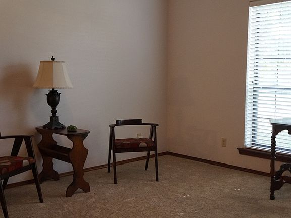 3rd image of 1106 N Cedar Dr