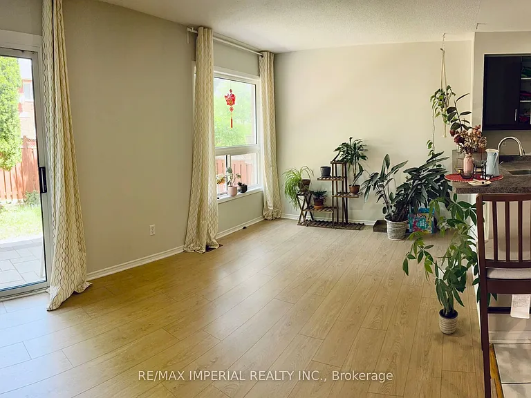 453 Heddle Cres — Photo 9