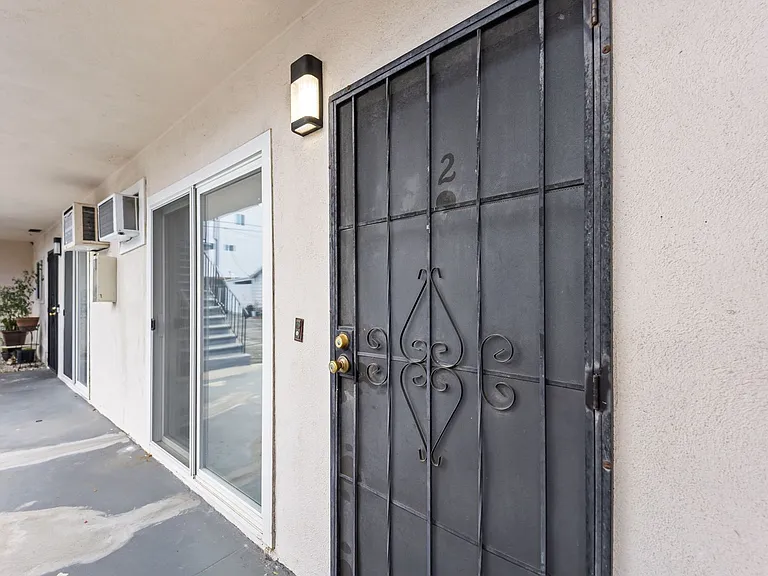14525 Albers St — Photo 3