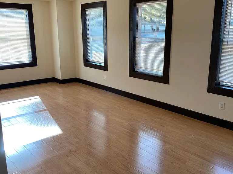 1051 Deer Ln — Photo 11