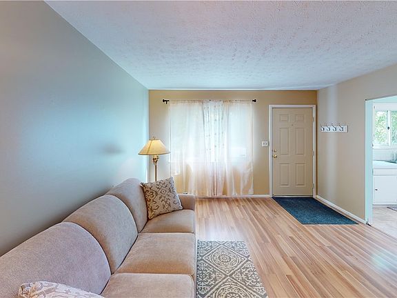 4th image of 935 Carnegie Ave