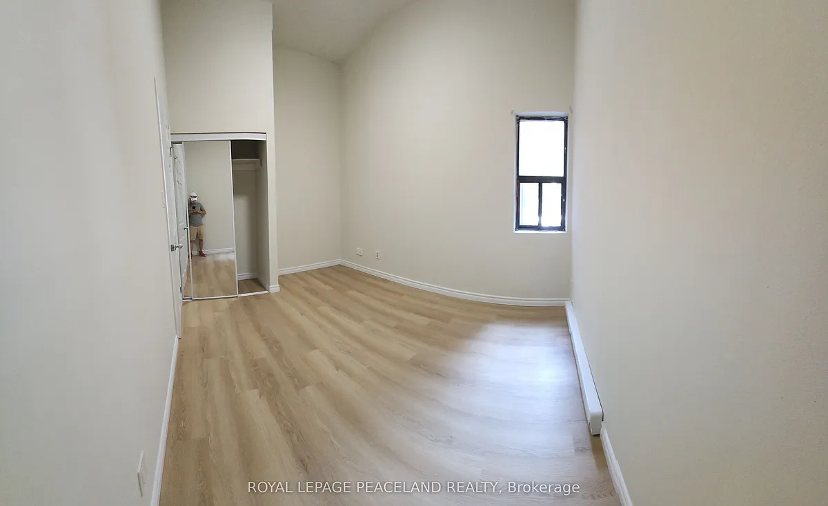 Building Photo - 556 Spadina Cres #4