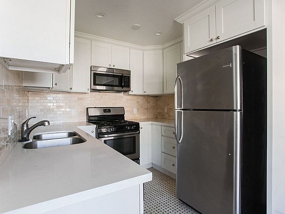 5th image of 3600 Empire Dr APT 302