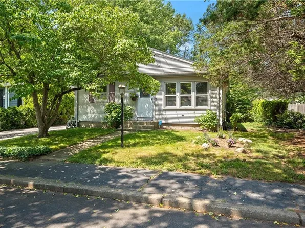 31 Crystal Pl, Pawtucket, RI 02861