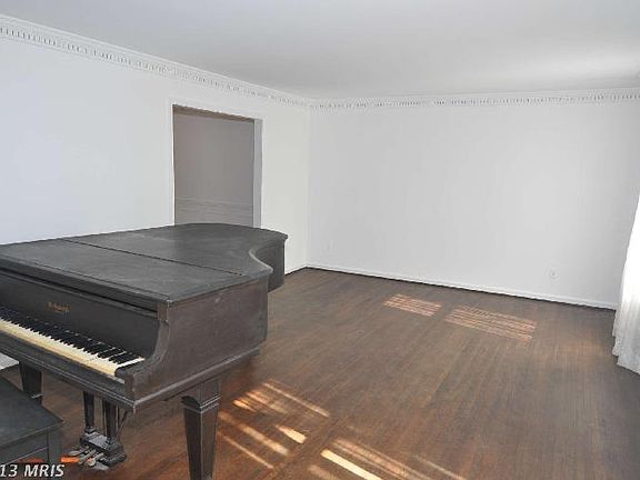 4th image of 4705 Hornbeam Dr