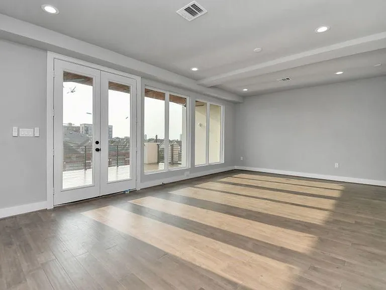 1320 Eberhard St — Photo 37