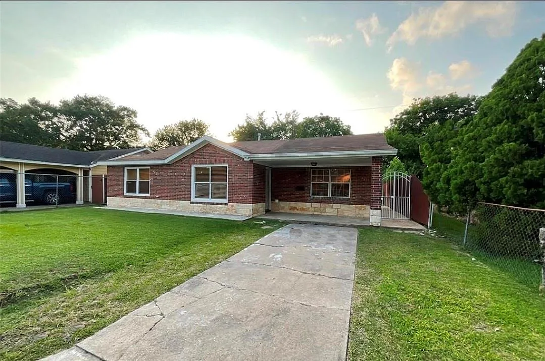 3 bed, 2.0 bath, 1402 sqft, $1,800 — Photo 1