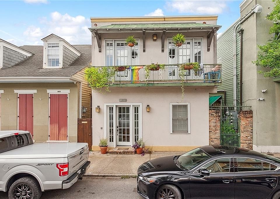 1st image of 1927 Burgundy St #17