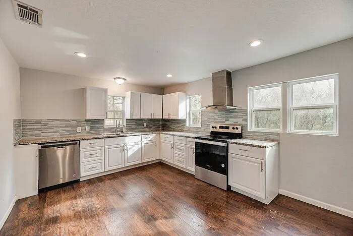 3 bed, 2.0 bath, 1216 sqft, $1,350 — Photo 2