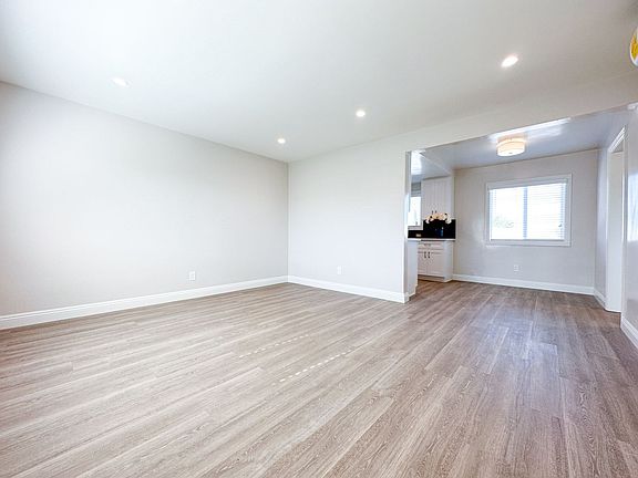 4th image of 816 S Marguerita Ave #27
