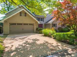 833 Aurora Dr, Vermilion, OH 44089
