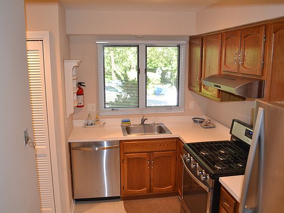 3rd image of 14 Highland Pl #C000e-5