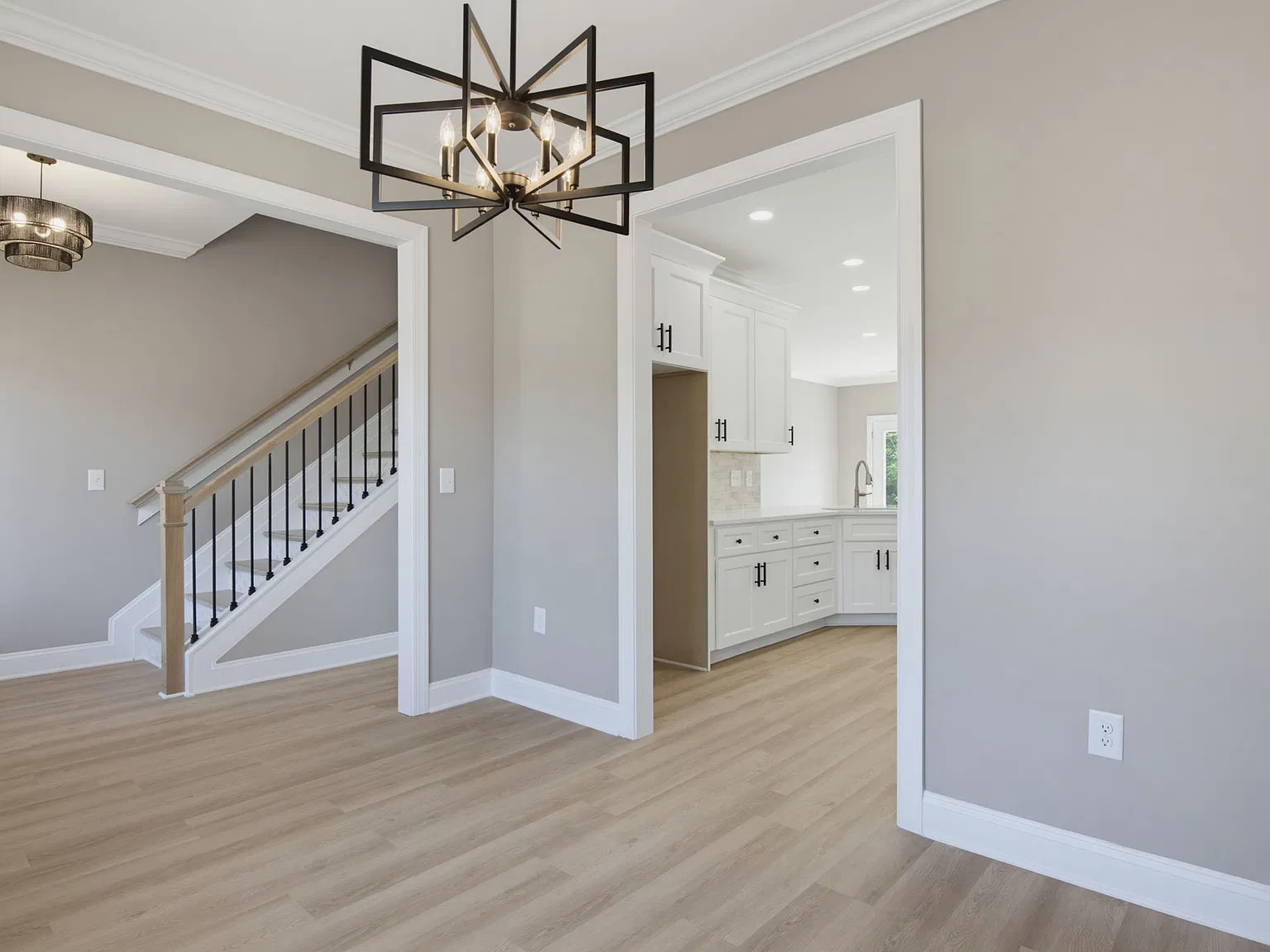 5 bed, 2571 sqft, $3,200 — Photo 3
