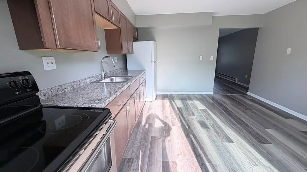 P051 / 2902 Apt 5 - 31 Street - Unit 5 — Photo 4