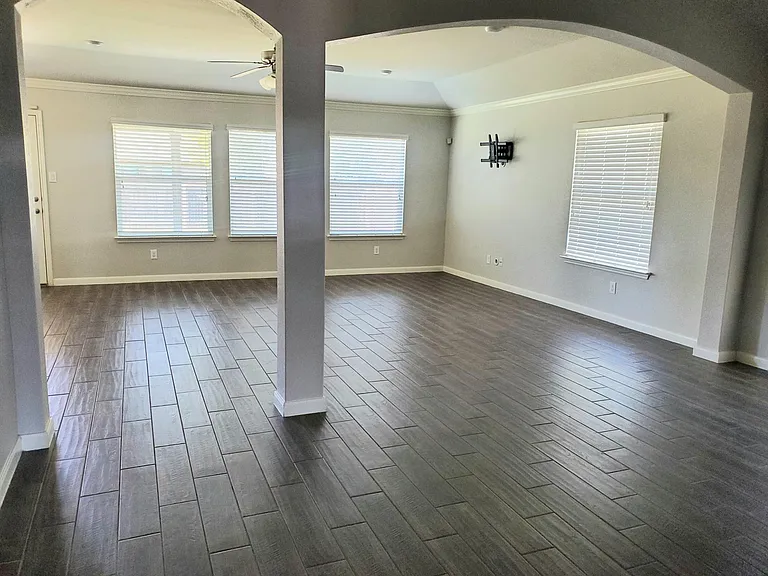 945 Cypress Ml — Photo 3