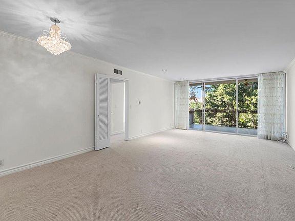 4th image of 289 S Barrington Ave APT 301