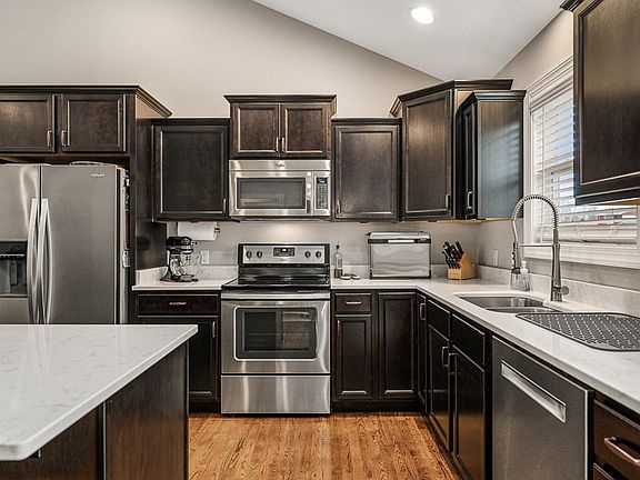 4th image of 1820 Bay View Dr
