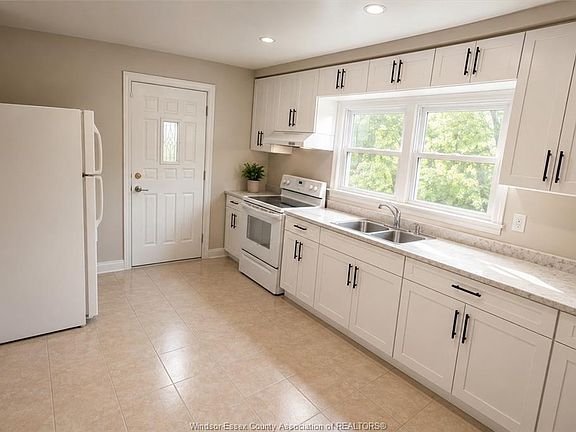 4th image of 1430 Dougall Ave