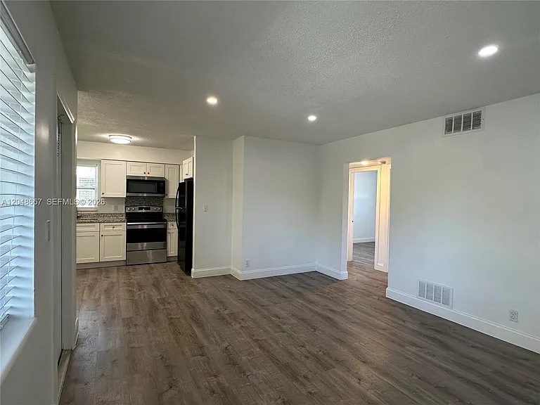 2401 NW 9th Ave #3 — Photo 2